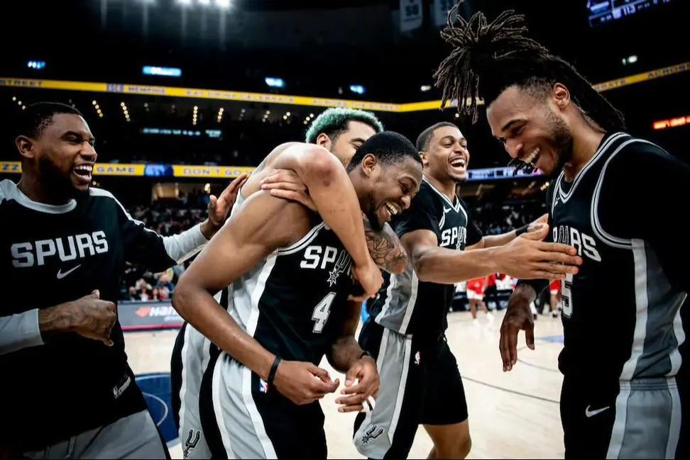 欧博官网-包揽四项月度大奖,创造NBA历史!这队等了10年,终于彻底崛起了