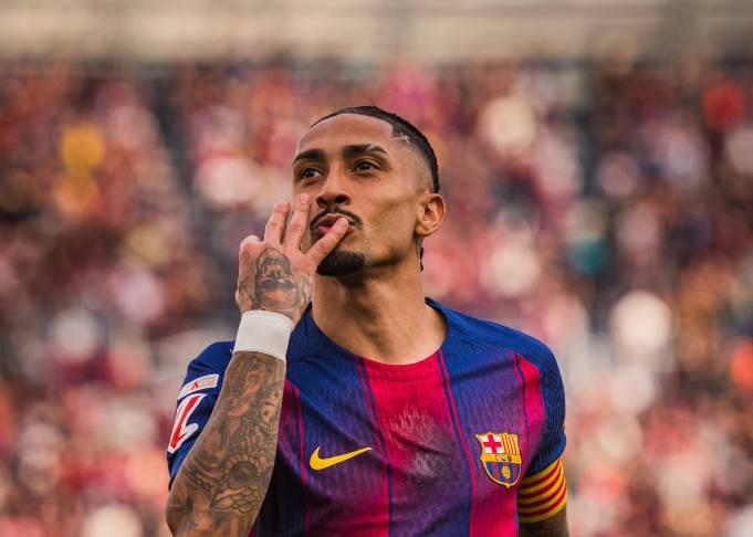 欧博abg-拉菲完成生涯第3帽,且为近50年第2位西甲对塞维戴帽巴萨球员